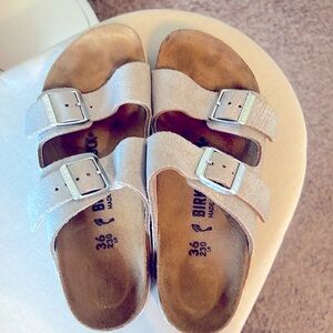 EUC Arizona Metallic Silver Birkenstocks